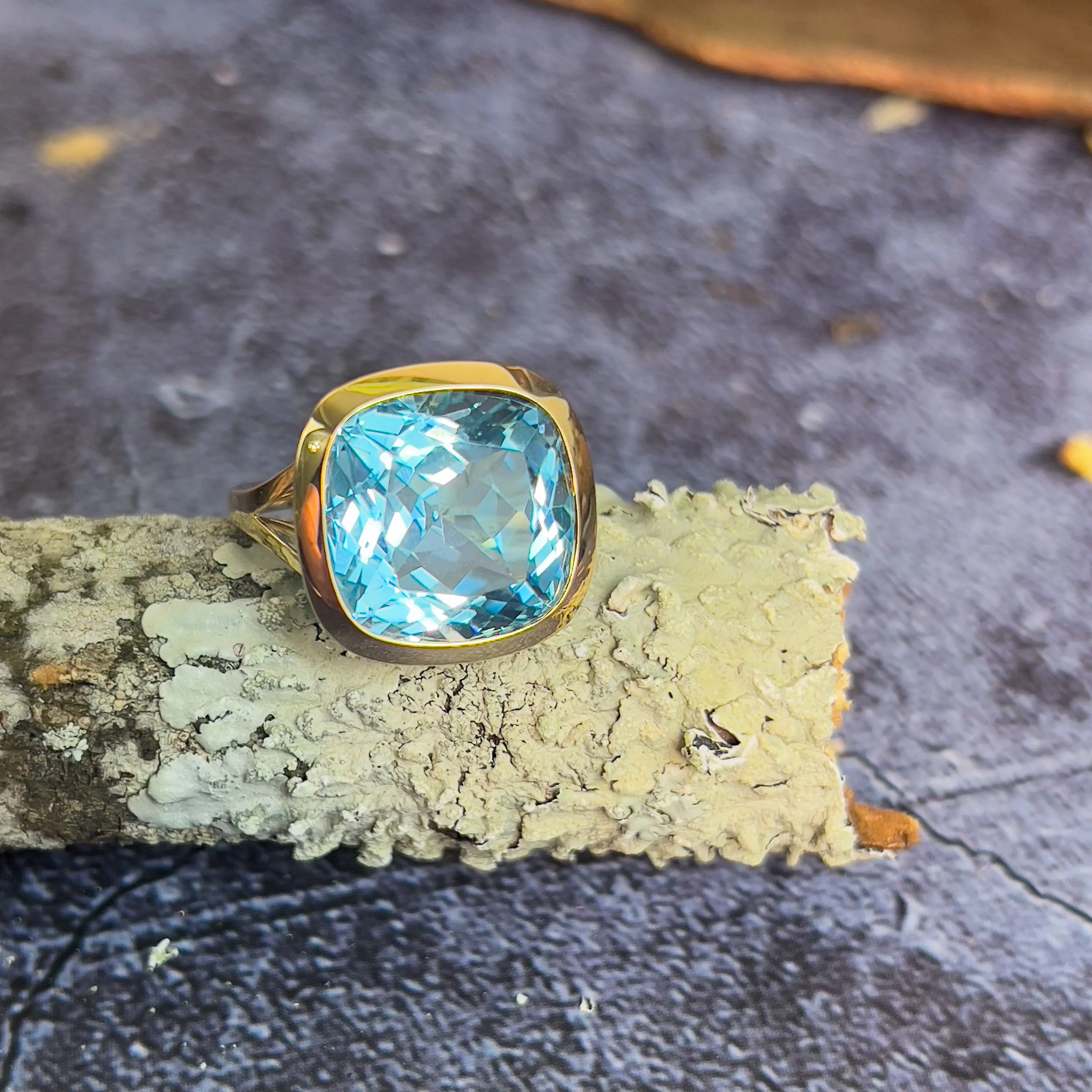18kt Yellow Gold Sky Blue Topaz 15.6ct bezel set