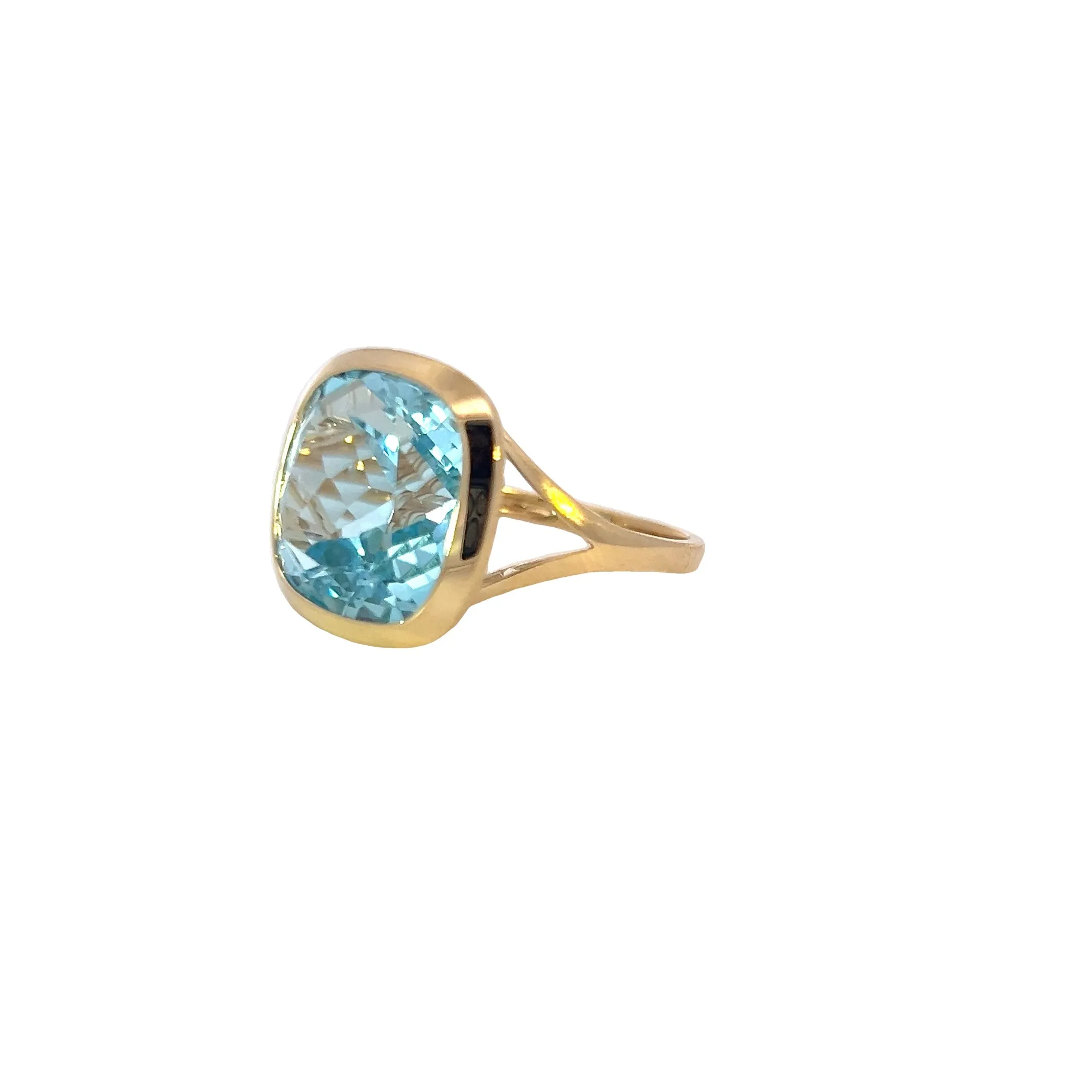 18kt Yellow Gold Sky Blue Topaz 15.6ct bezel set