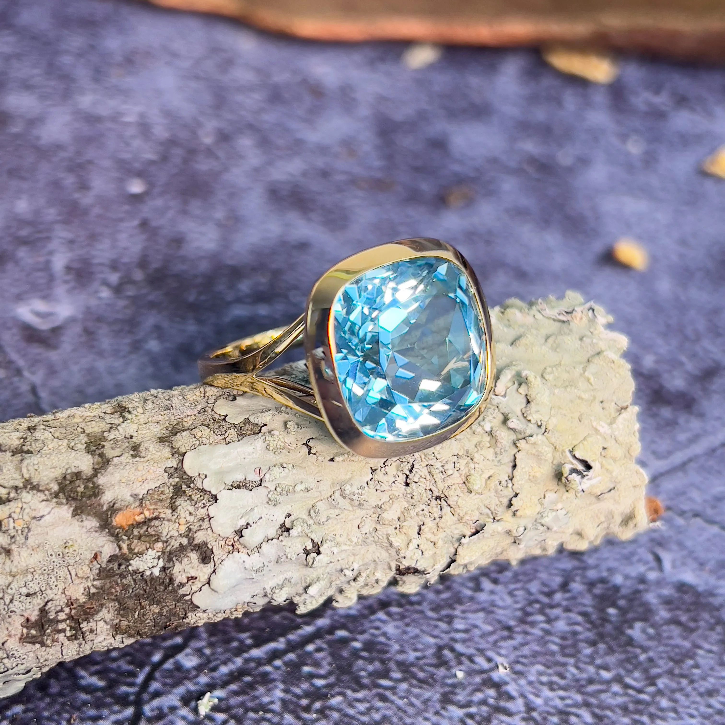 18kt Yellow Gold Sky Blue Topaz 15.6ct bezel set