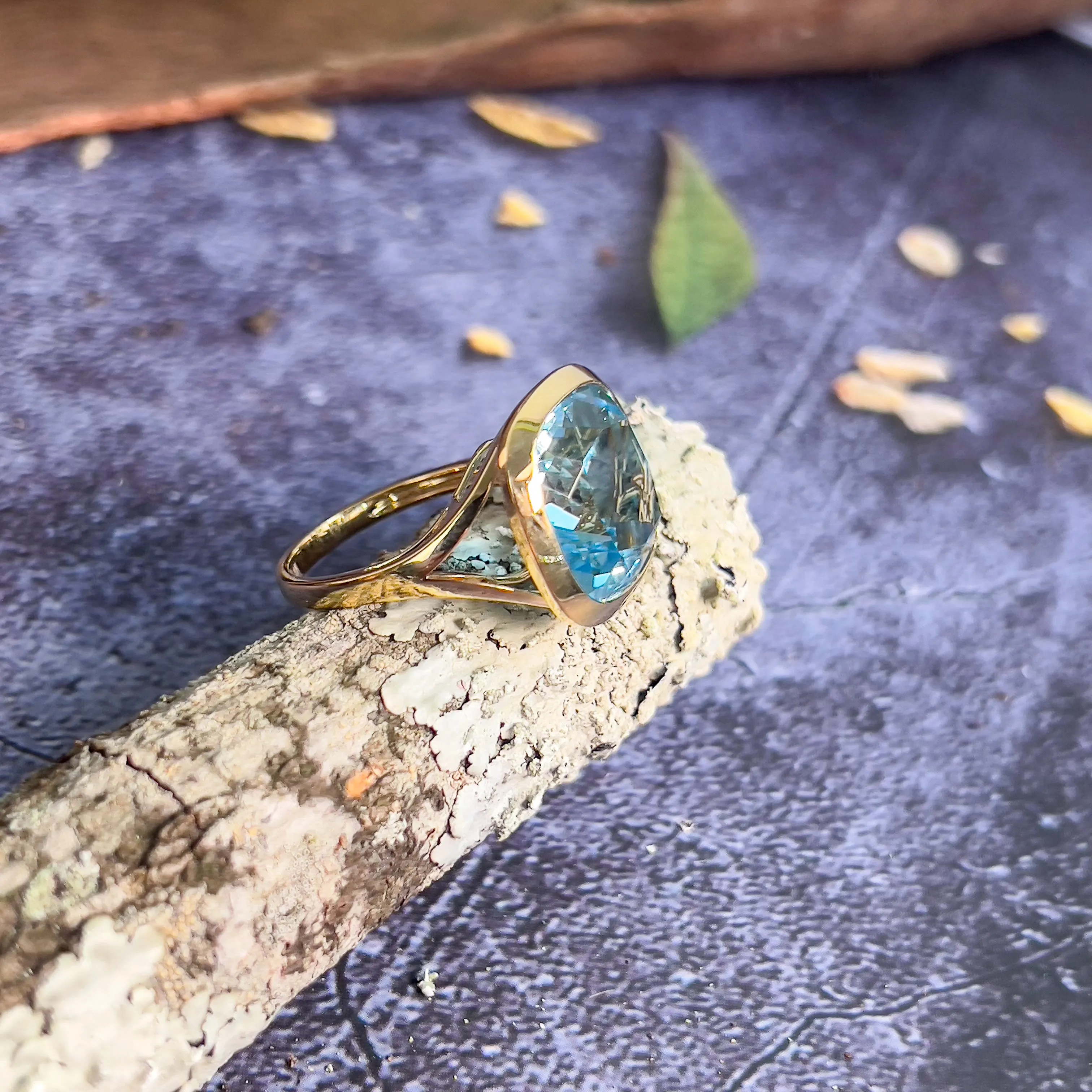 18kt Yellow Gold Sky Blue Topaz 15.6ct bezel set