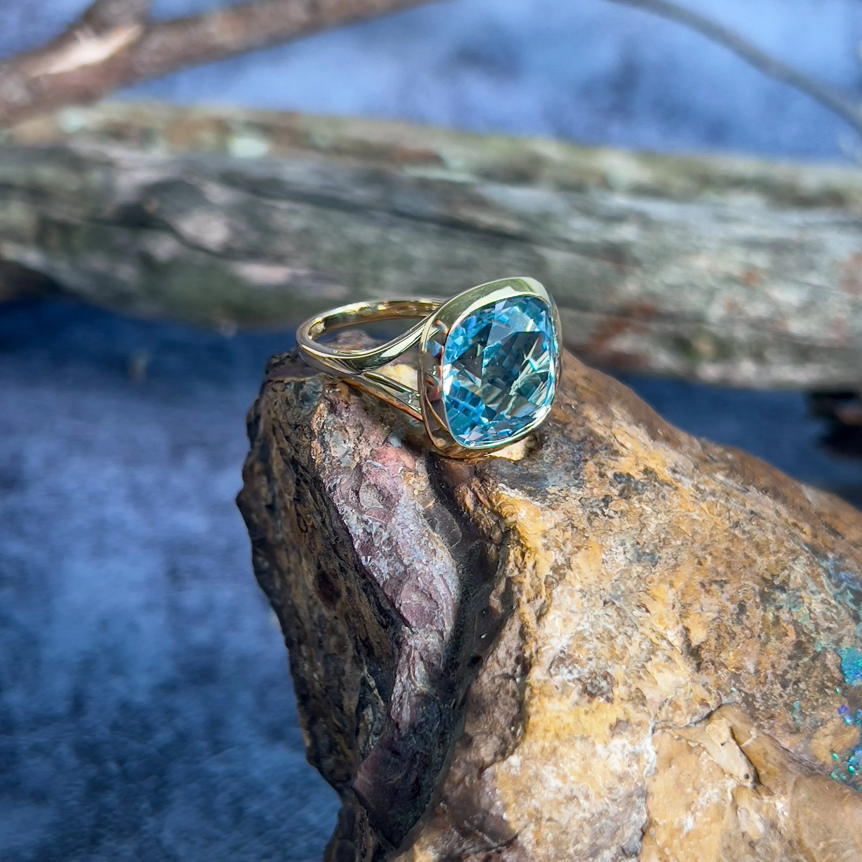 18kt Yellow Gold Sky Blue Topaz 15.6ct bezel set