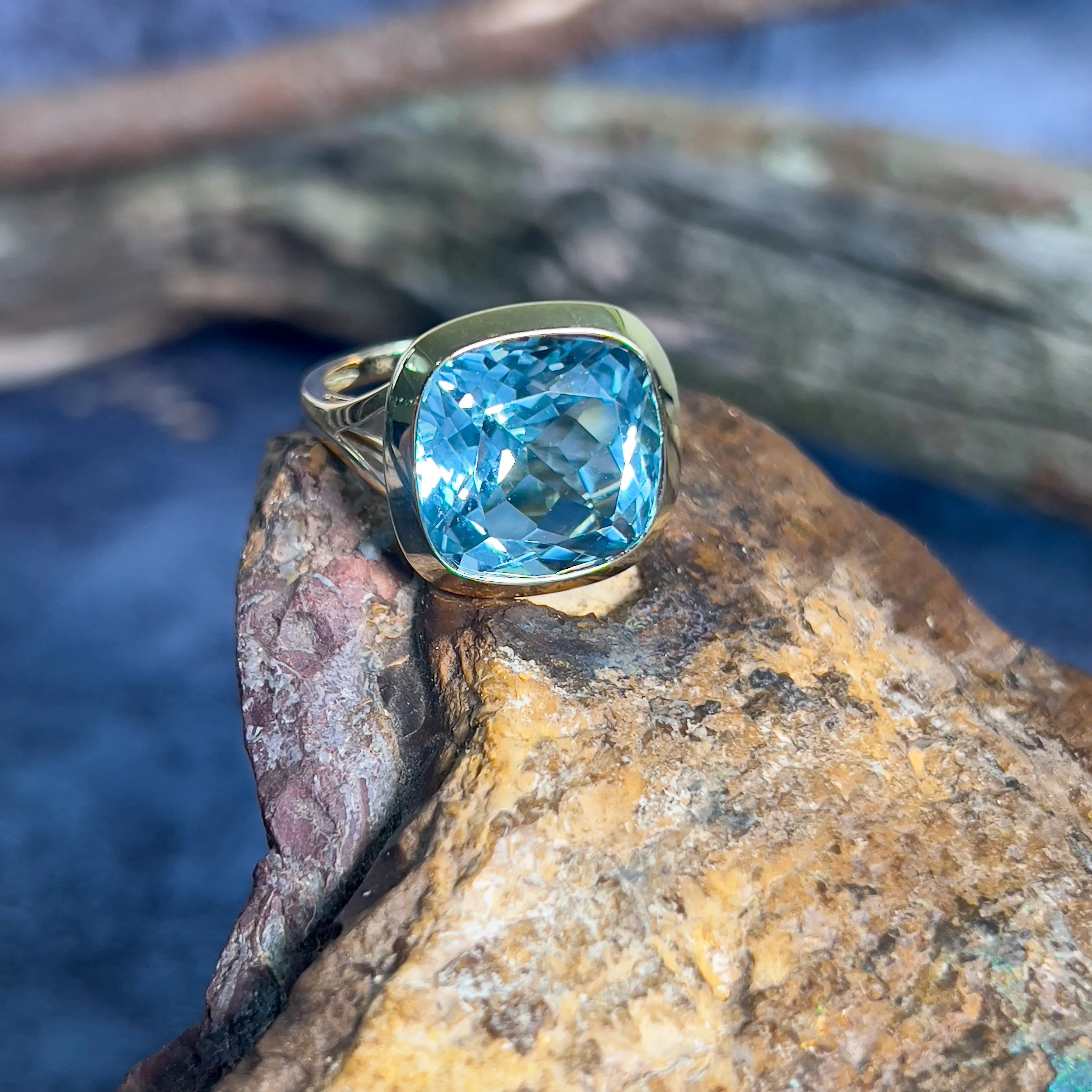 18kt Yellow Gold Sky Blue Topaz 15.6ct bezel set