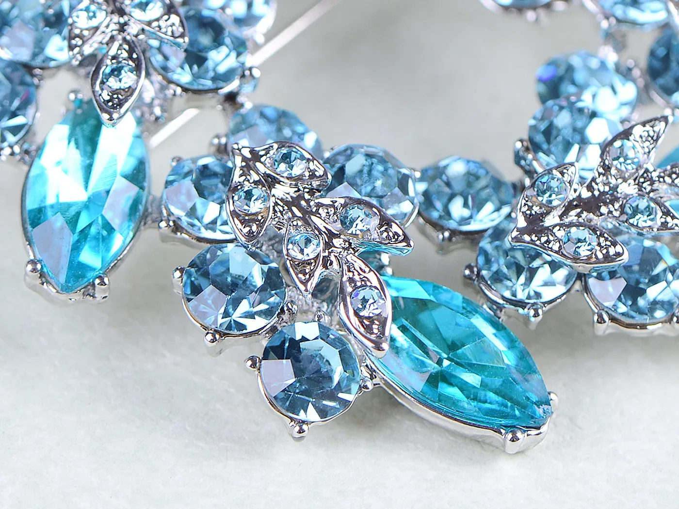 Alilang Womens Diamond Inspired Floral Wreath Holiday Christmas Old Fashion Brooch Pin Aqua Blue