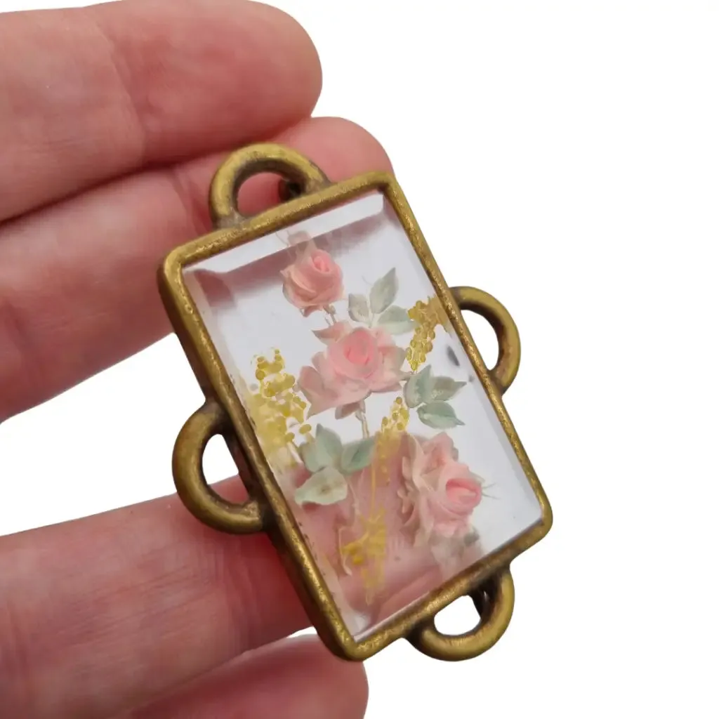 Vintage rectangular Art Deco brooch with lucite flowers from the 1940s.