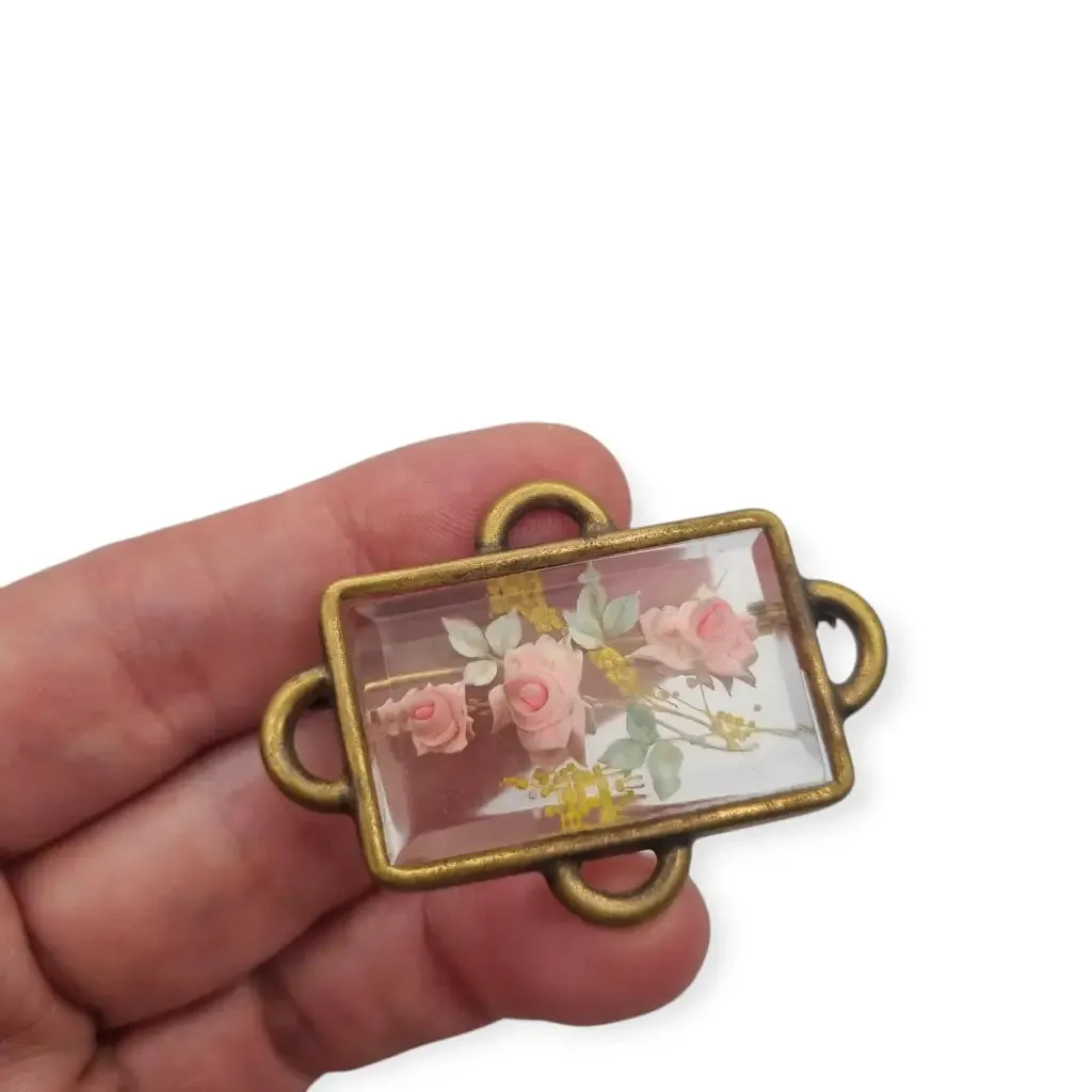 Vintage rectangular Art Deco brooch with lucite flowers from the 1940s.